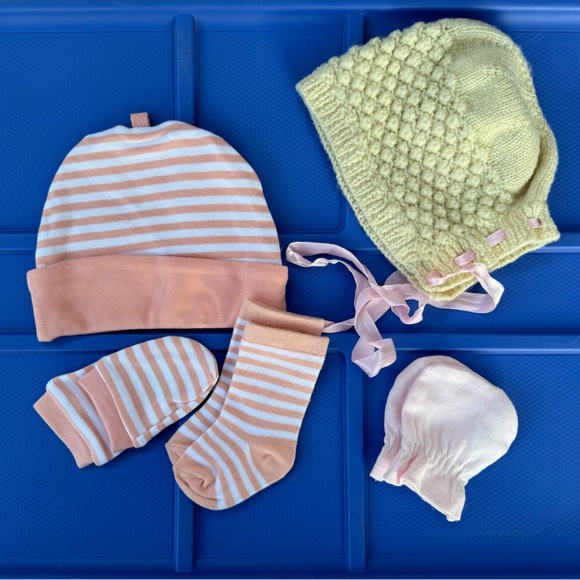 Big bundle of newborn baby socks, mittens, caps, beanies - Picture 6 of 10